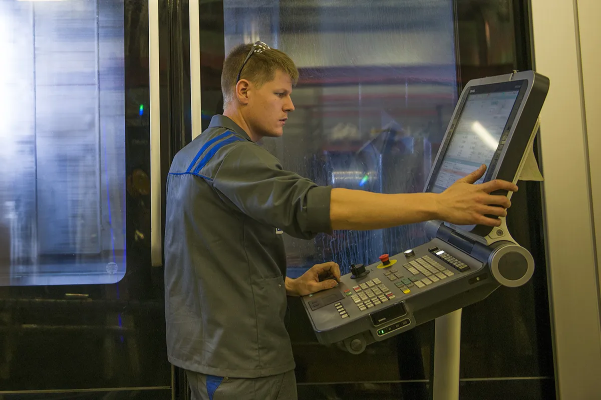 Un mécanicien qui utilise une machine CNC pour le fraisage mécanique