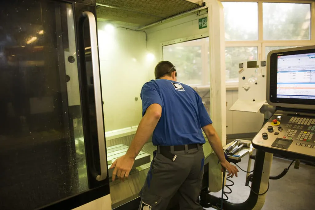 Ein Mechaniker, der den Fräsprozess der CNC-Maschine kontrolliert